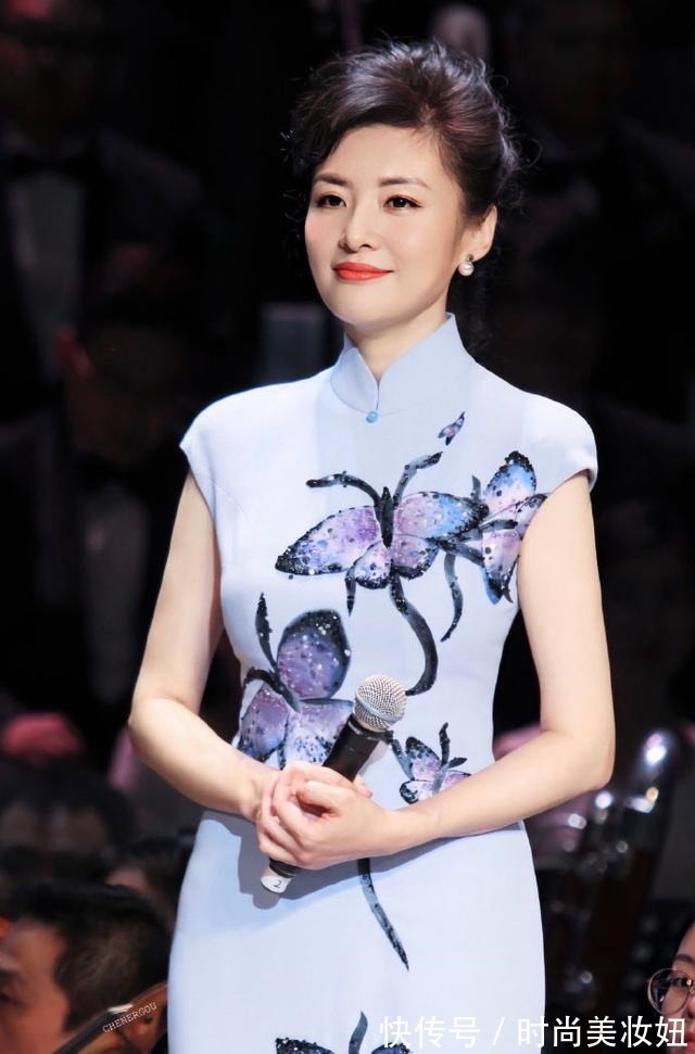连衣裙|53岁周涛凭“气质”美出圈,穿蓝色连衣裙高级优雅,美翻了