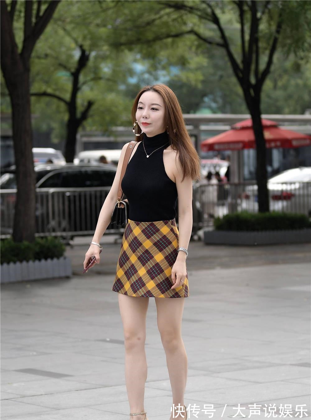 筒裙 黄黑色格子短裙,搭配高领无袖衬衫,细跟凉鞋更显瘦!