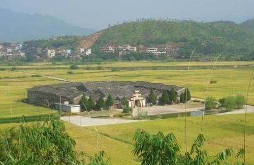 福建这座李氏大祠堂，始建于1836年，被誉为“客家第一祠”