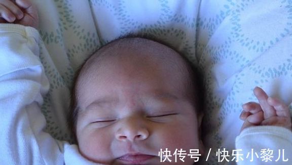 睡姿|为什么婴幼儿睡觉喜欢举手？懂得这3个原因，解开心中疑惑