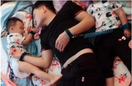 孩子|“佛系夫妻”睡姿火了,夫妻恩爱孩子随意睡,网友:孩子是意外