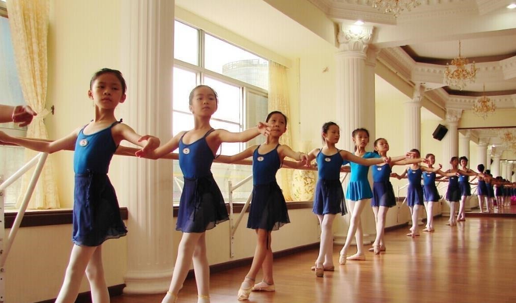 不良习惯|父母平均身高才1米6,女儿却“突变”到1米7,多亏这份秘诀