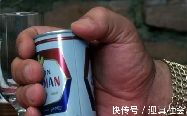 酒量|世上酒量最大的巨人,1小时能喝108瓶啤酒,死后骨灰重15斤