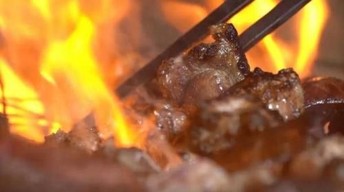 彝族|坨坨肉,松茸鸡汤,苦荞面包,也是彝族人宴请客人必备的美食之一