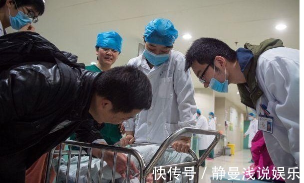 医生|婴儿面带微笑出生的,95后妈妈高兴,医生却反手打了孩子一巴掌