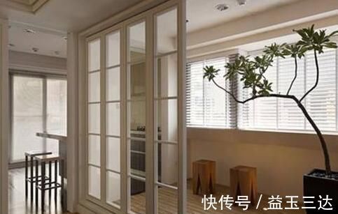 家居|家里阳台别再装推拉门了,占地方还不实用,聪明人都用它来替代