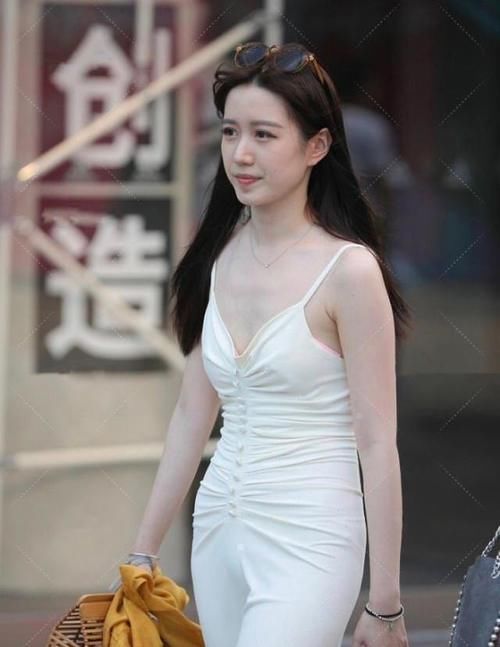 高雅 美女脚上搭配上一双裸色的尖头高跟鞋,整体气质会显得更加的优雅