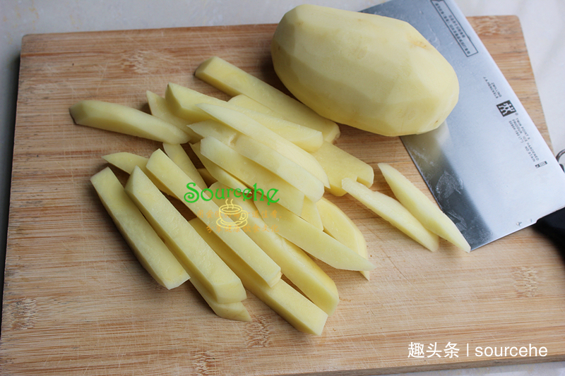 教你做椒盐土豆条，色泽金黄，咸香酥脆，咔嚓作响，好吃到舔手指