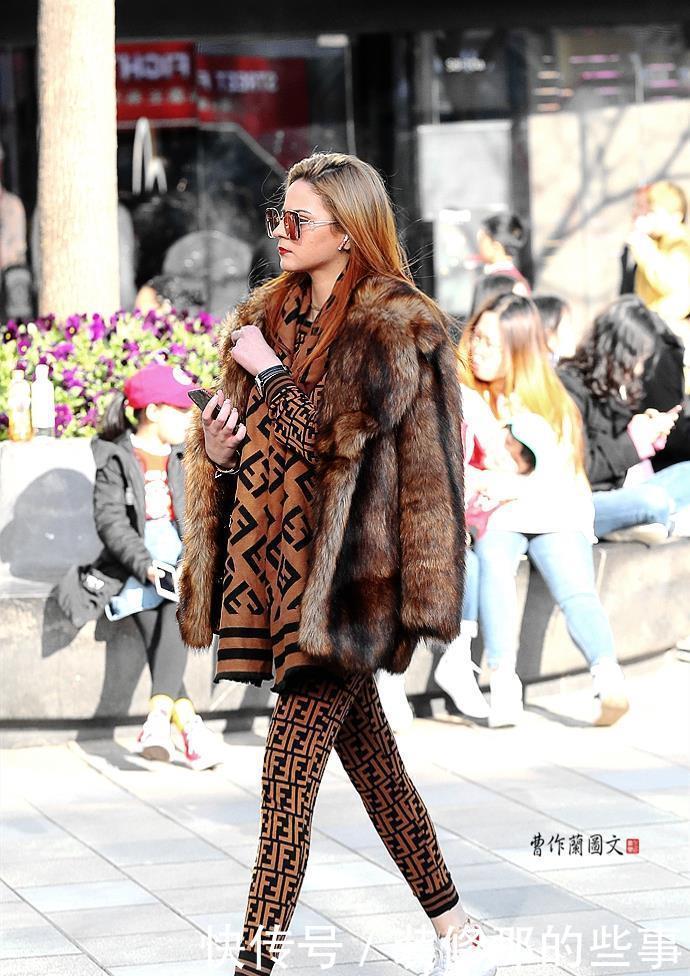 冬末春初,打底裤的用场很大,美女搭配打底裤有技巧、有心得