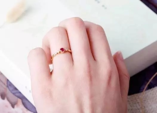 女神们,戒指戴在不同手指的含义,你知道吗?