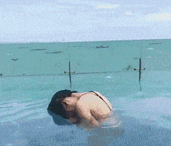 |搞笑GIF：你永远不知道，你的队友在做什么