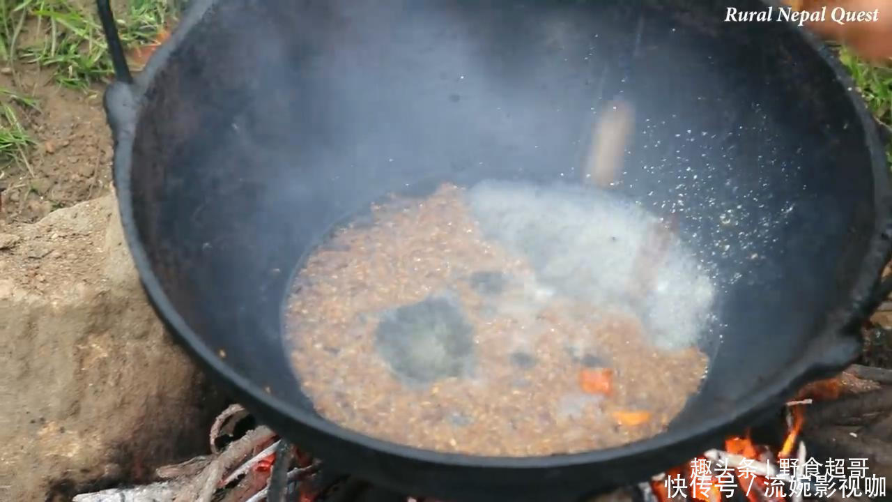 中国小伙在尼泊尔花8000卢比买下一头羊,请当地老人吃羊肉