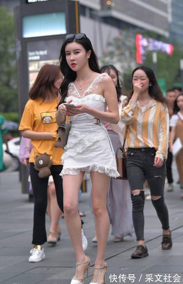 精致感 白色蕾丝吊带裙穿出精致感,搭配白色尖头细跟鞋提升气质