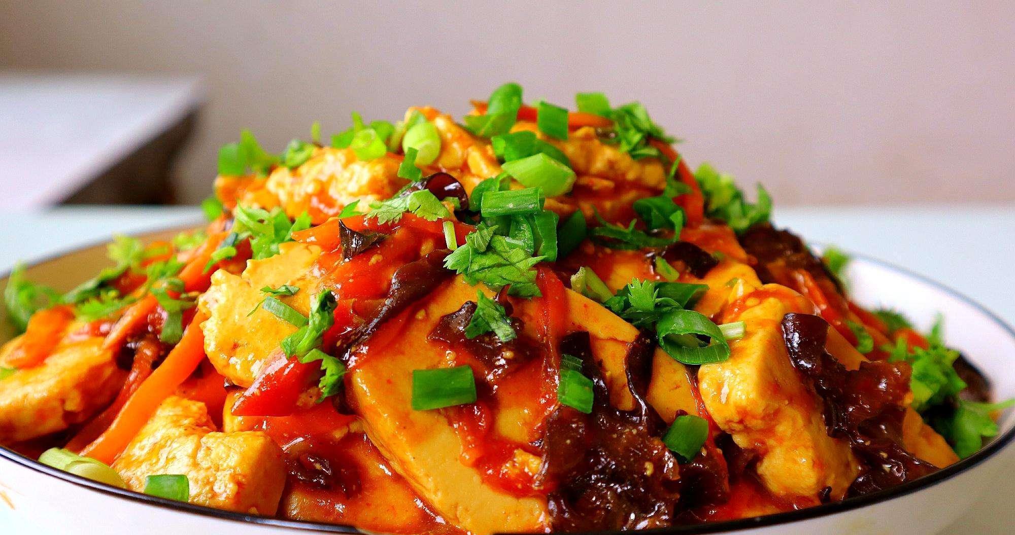 鱼香豆腐，酥软细嫩，口感多样，甜酸微辣，鱼香味浓