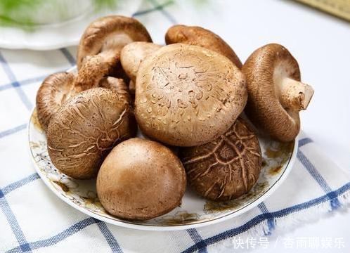 买香菇时,别只会挑个头大的,学会3个小技巧,保证新鲜又好吃