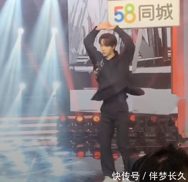 王一博|王一博《天天向上》現(xiàn)場(chǎng)舞劍,武術(shù)動(dòng)作被指太像“藍(lán)忘機(jī)”