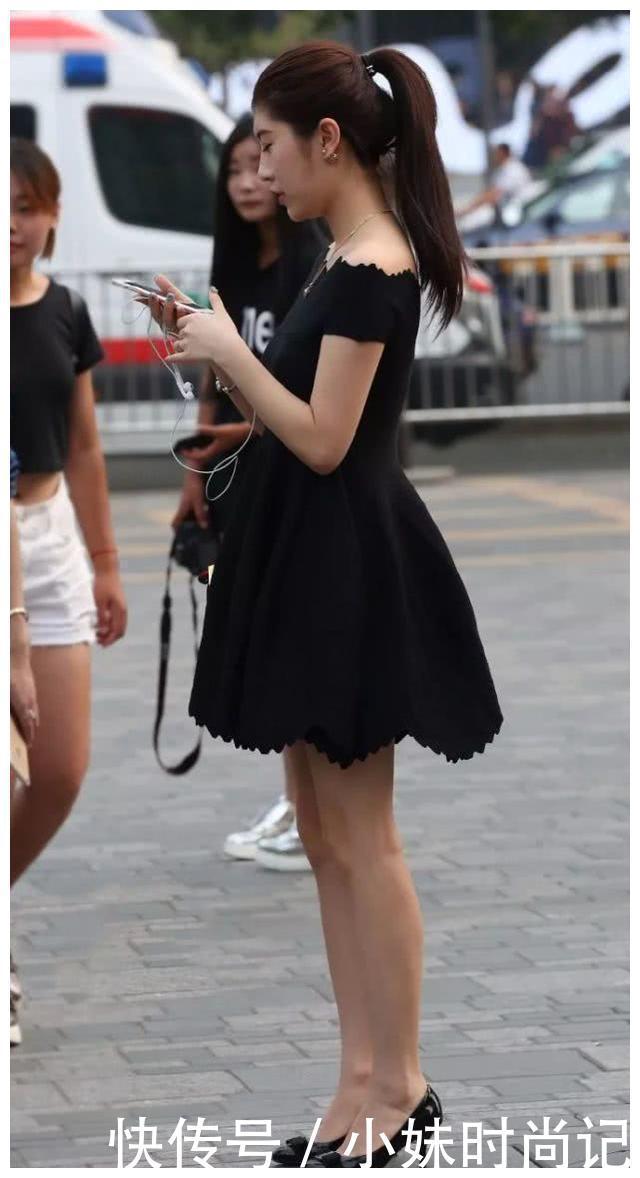 尽显|时尚穿搭:一袭黑色连衣裙,简单干练却性感又大方,尽显高挑身姿