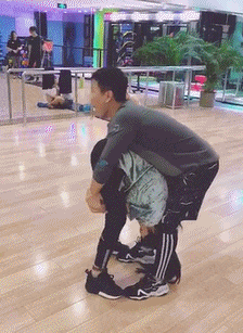 |搞笑GIF:这是谁家的闺女