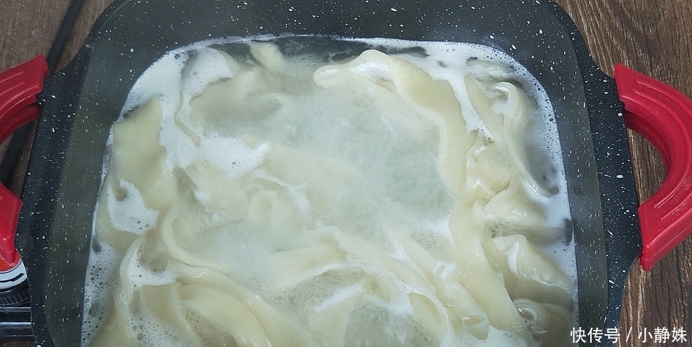 我家面条从来不买,教你秘制做法,筋道爽滑,1.5元面粉做一锅