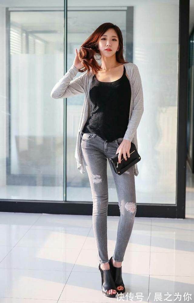 穿搭 穿搭紧身牛仔裤让女人尽显曼妙身姿,打造出高贵典雅的女性魅力!