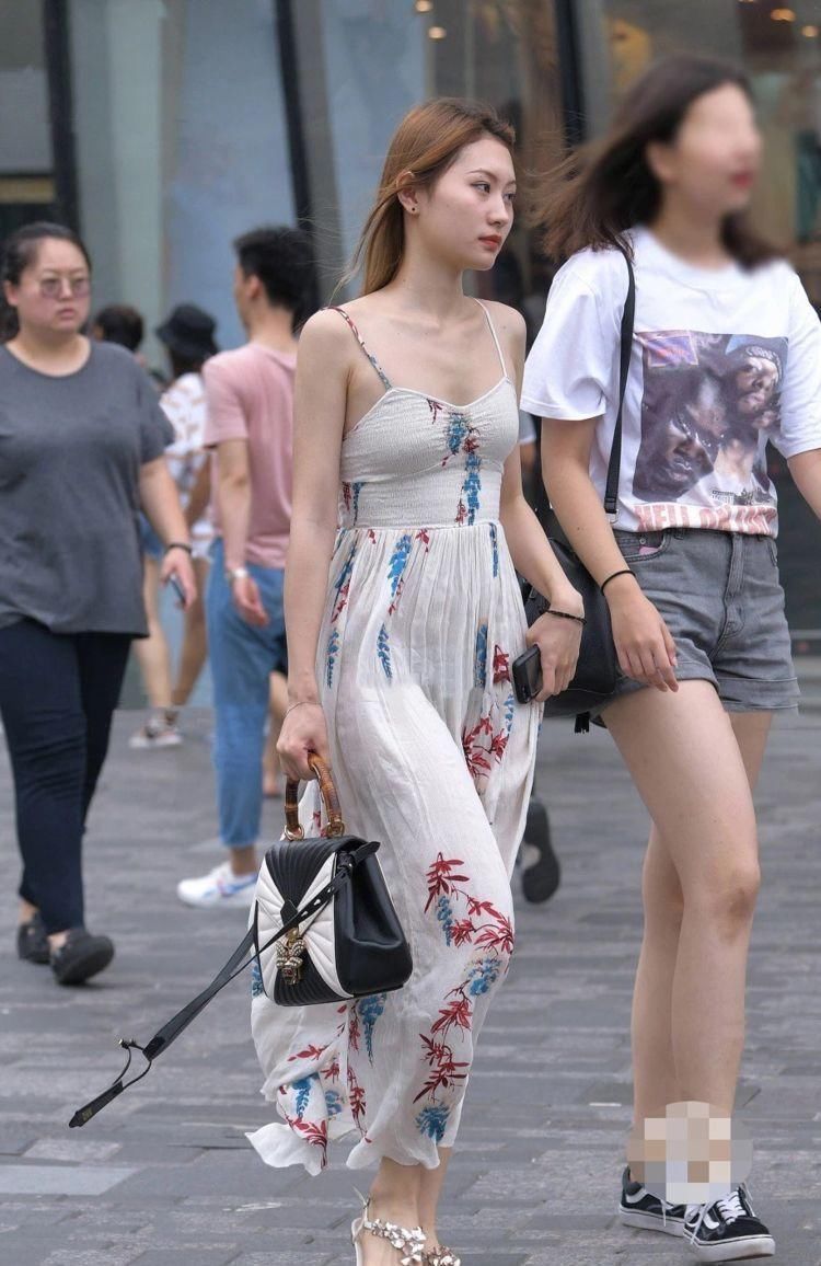 街拍森女系小姐姐,身穿棉麻长裙,仙气满满