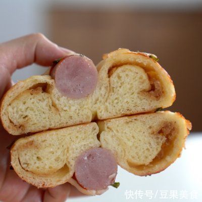 咸香柔软配料多，这个肉松肠仔包可太香了