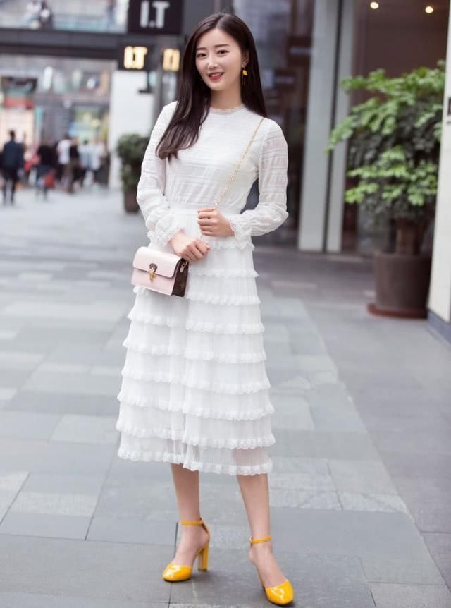 街拍大花臂美女,上衣和裤子只用一根绳子连接,却意外很潮