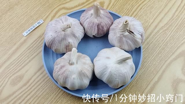 今天才知道，保存大蒜方法简单，不干瘪不发芽，真管用