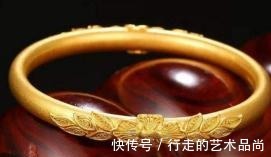 首饰 中年女性适合佩戴的4种手镯,不仅时尚还很显品味!你喜欢哪一个!