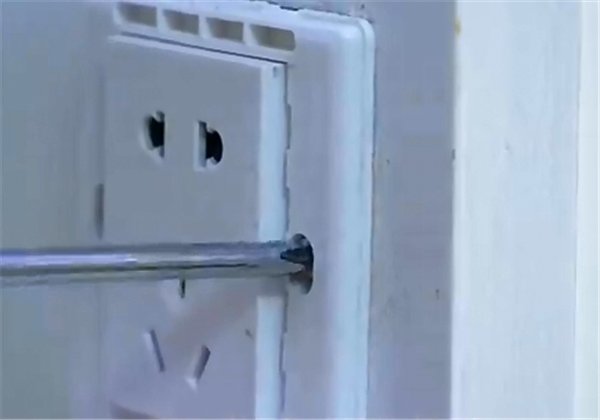 螺丝刀|墙上插座松动不好用，教你一招，不花一分钱，比新的还牢固