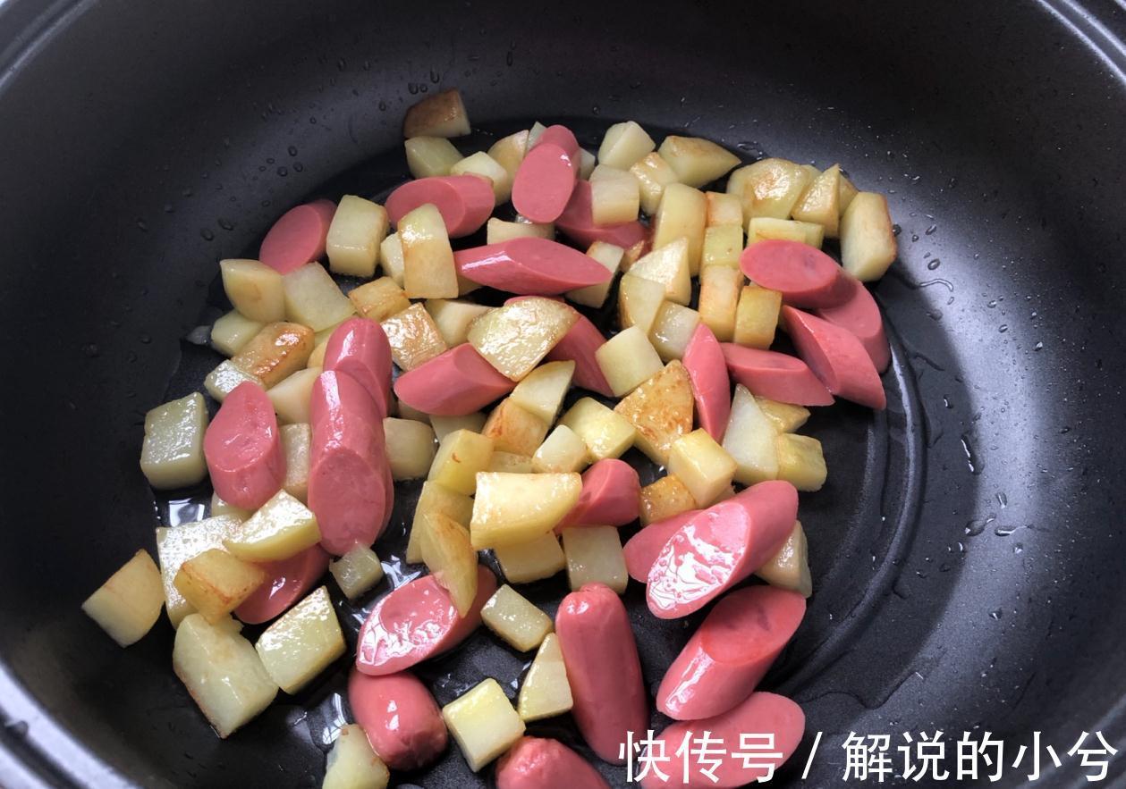 土豆和火腿搭配，加入一把孜然，随手一炒就是一道下饭菜