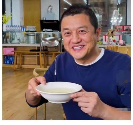 李亞鵬下館子吃面條，跟謝霆鋒口味一樣，老板娘的話亮了！