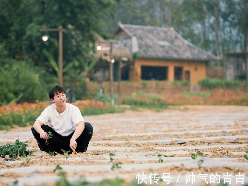 明星综艺干活被质疑,当镜头扫过张子枫裤腿后,网友:一目了然