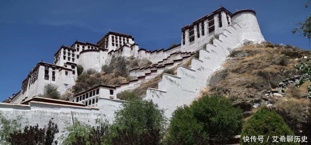  马布里山上著名的宫堡建筑群是藏族古建筑艺术精华