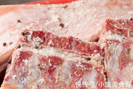 腌腊肉时，10斤猪肉放多少盐？牢记5大技巧，腊肉金黄，不霉不臭