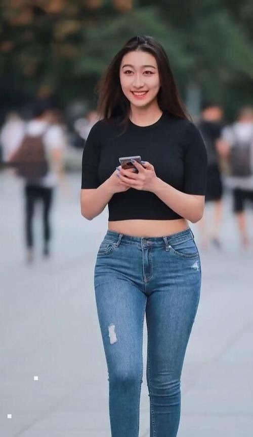 打底裤 白色字母短袖搭配蓝色不规则短裤,简单明了,适合日常穿着