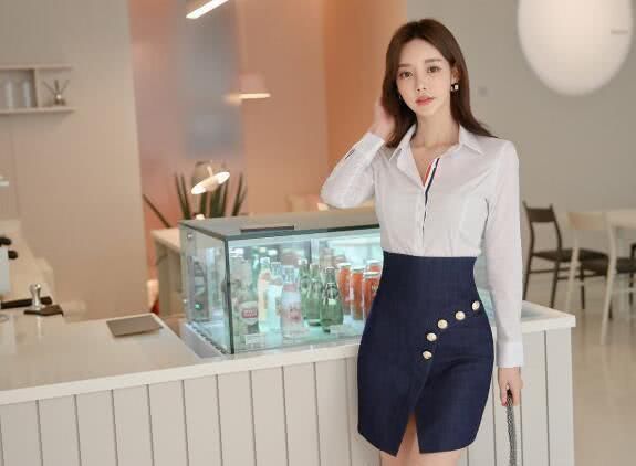 孙允珠一身职场造型,裙子这么“飒”,不怕晃到谁