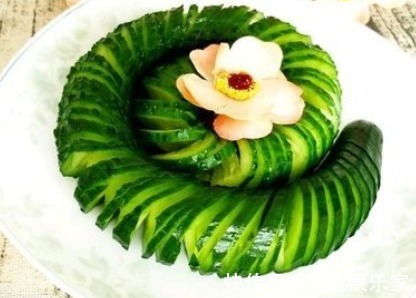 紫案佳肴，银杯绿茶，金樽甘露，玉盘黄瓜，孩子直夸妈妈刀工精湛