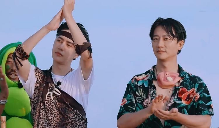 王一博 当180的王一博遇到177的黄轩,本相差3CM的身高,却矮了一截