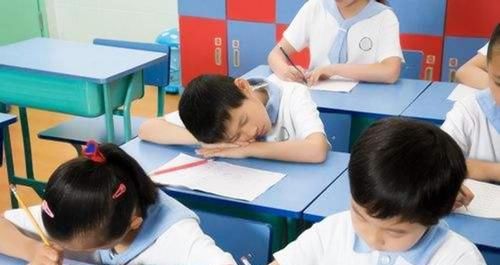中小学生睡眠质量堪忧，起床困难睡不醒，上课难集中原因的找到了