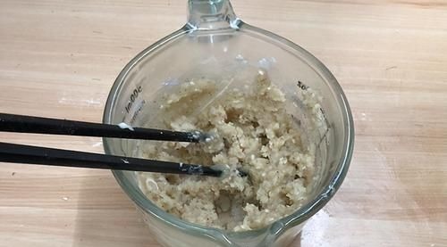 用面粉和白芝麻做脆饼，酥香掉渣，层层薄如纸，做1次吃3天省事