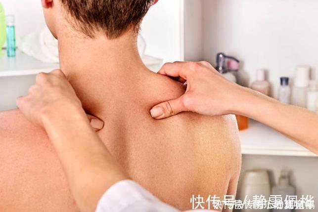 韧带|落枕或是颈椎病变?很多“颈椎病”是自己造成的,留意5个姿势