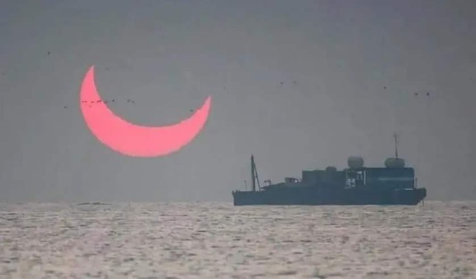 波斯湾太阳与月亮诡异同框,“恶魔之角”现身,景象如同修罗地狱