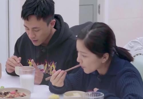 杜淳总扒拉菜，弄得桌布全是油渍洗不掉，王灿好意提醒被当众无视
