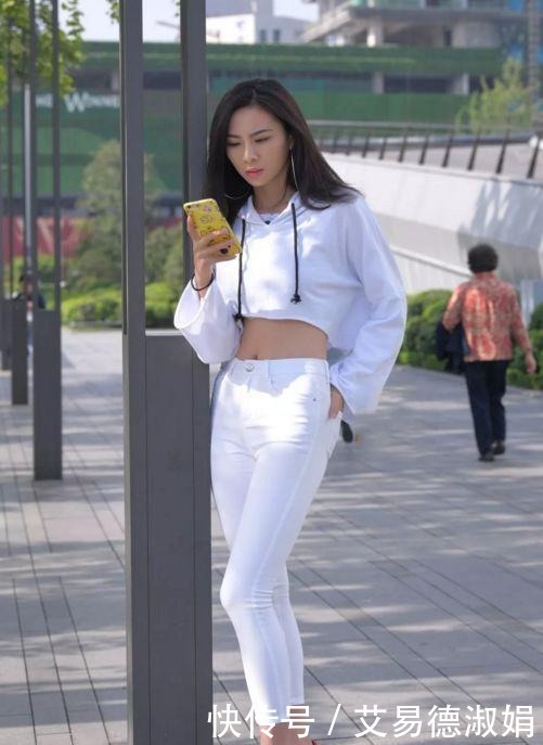 黑色|街拍:黑白裤美女,哪一个更好看呢?