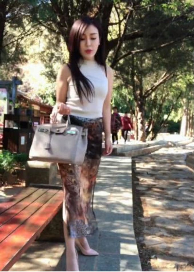 街拍:长发美女塑造着纤细美丽的腰部,显露出成熟女性的性感魅力