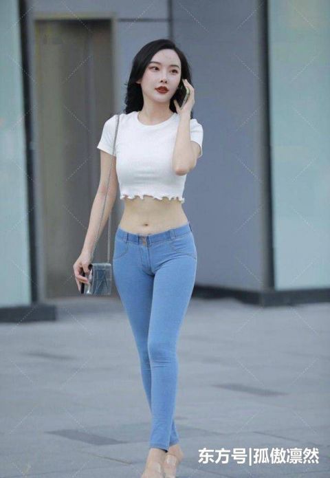牛仔裤 美女白色上衣肚脐装搭配浅蓝色牛仔裤,增加了穿搭的创意和时尚感