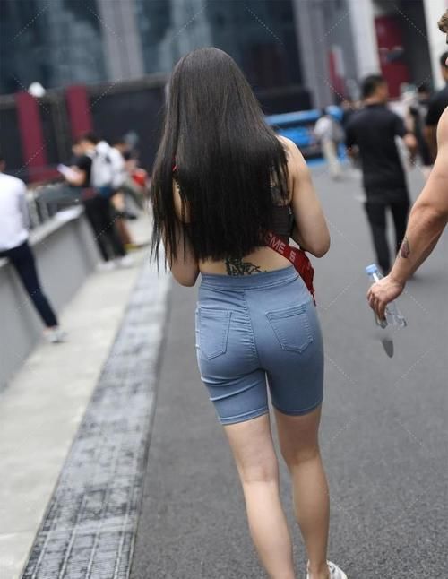 撩人|美女穿3分紧身牛仔裤,展现美好身材曲线,魅力十足又撩人