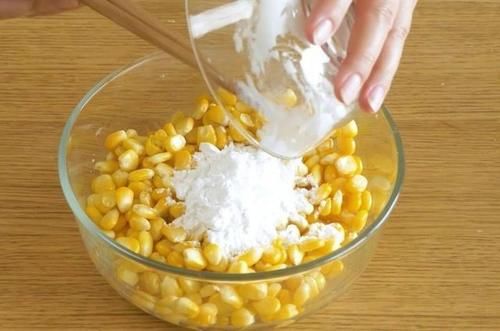  另类吃玉米的方式，入口酥脆鲜甜玉米烙，宝宝饭后甜点