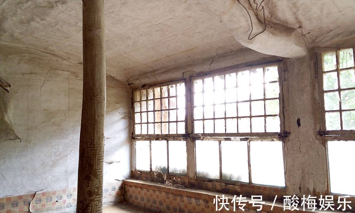土房|2年砸下50万,他将土房改造成豪宅,见到雪中的庭院,我哭了